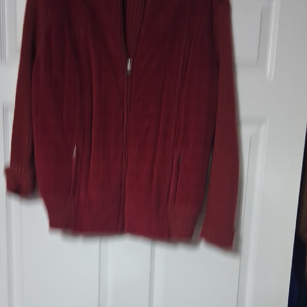 On Running Women's Deep Red Bomber Jacket Sz L $20